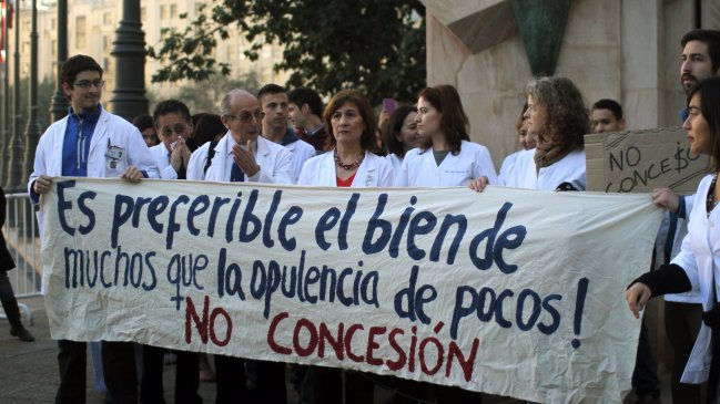 Entregan carta a Bachelet contra la concesión del Hospital Salvador