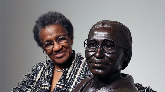 Rosa Parks, la huella de la mujer que se levantó sentándose