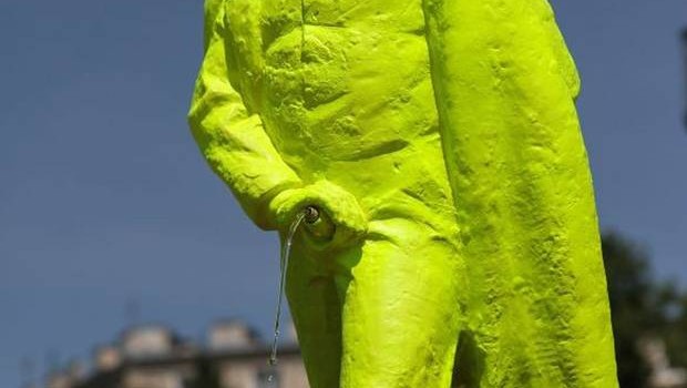 Crean estatua fluorescente de Lenin orinando