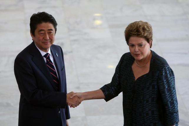 Dilma Rousseff recibe en Brasilia al primer ministro de Japón