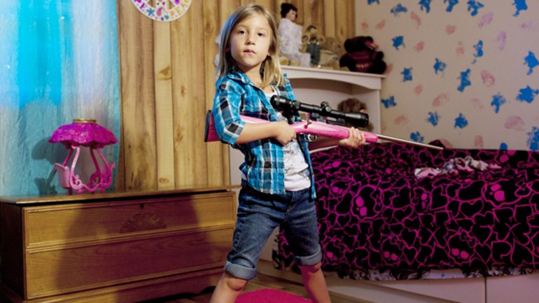 Las temibles «niñas fusil» que se exhiben armadas a los 5 años