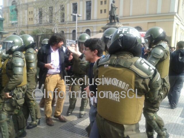 Diputado Gabriel Boric detenido en marcha de estudiantes por defender de carabineros a apoderada