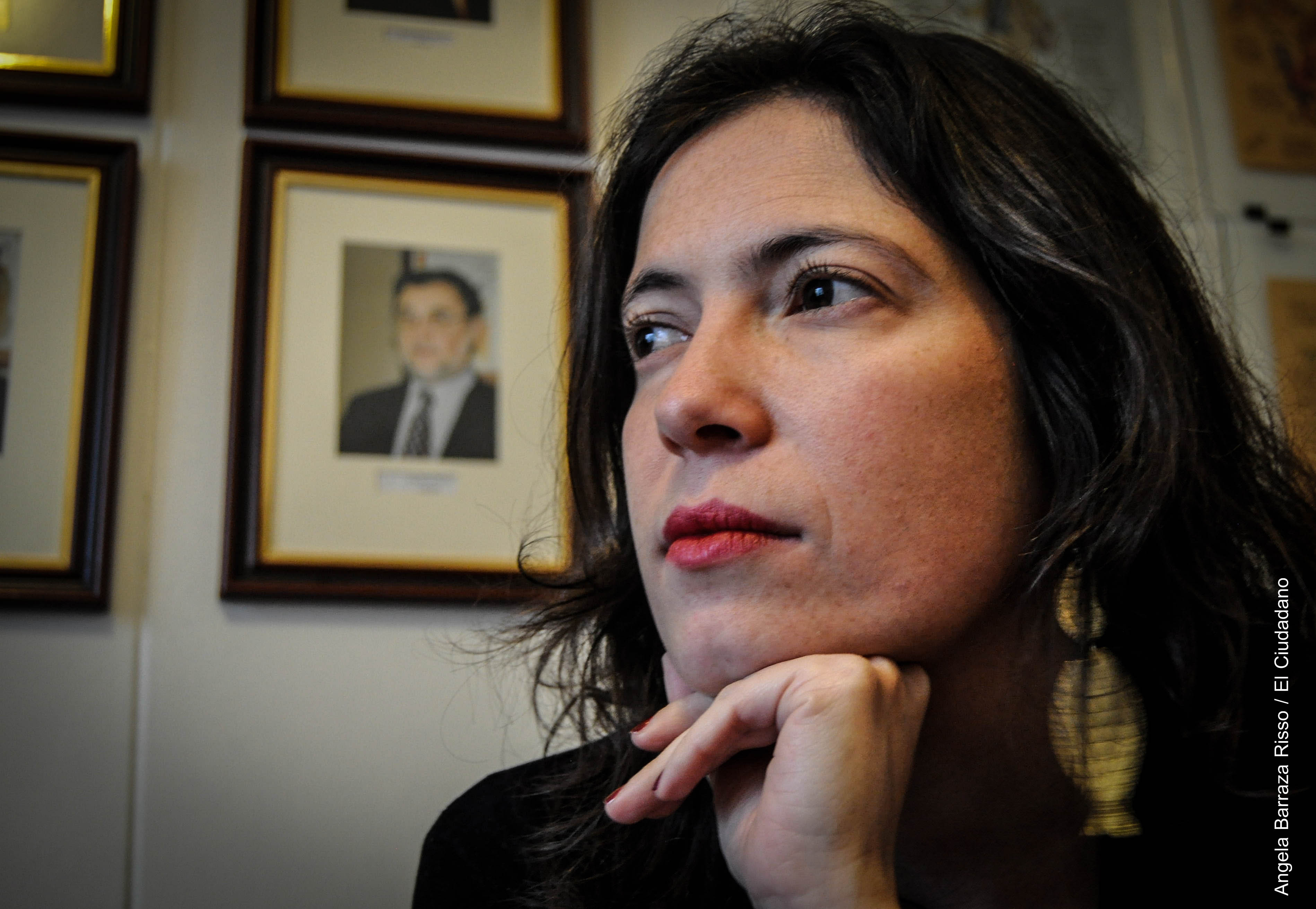 Periodista Javiera Olivares lanza libro sobre combatientes chilenos en Colombia, El Salvador y Nicaragua