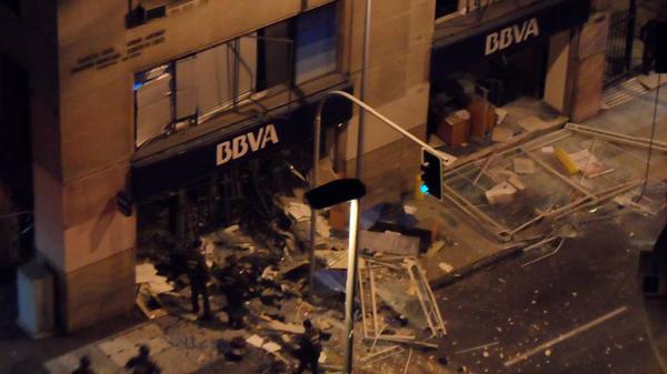 Potente bombazo destruye sucursal bancaria de Santiago Centro: Sujetos huyen con millonario botín