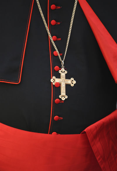 El cardenal, su sotana, los pecados… y el negocio