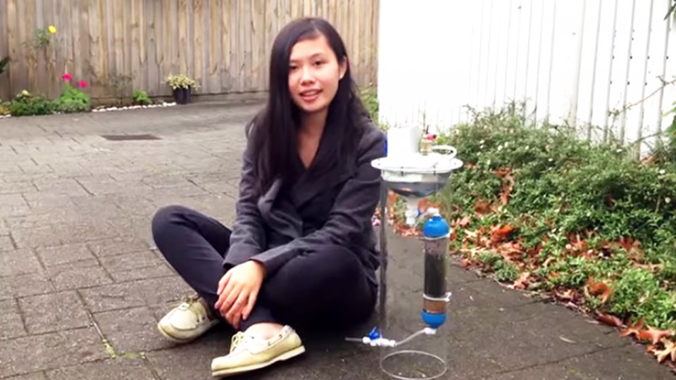 Adolescente crea un dispositivo que purifica agua y genera energía al mismo tiempo