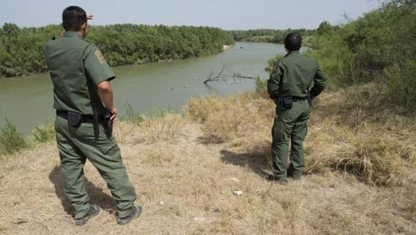 EE.UU. despliega efectivos en frontera con México para prohibir entrada de niños