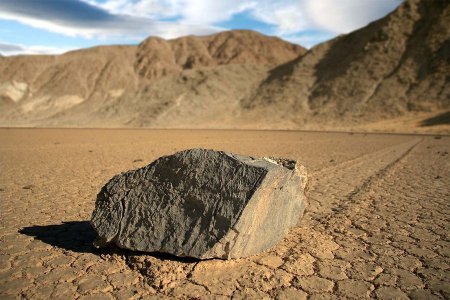 Filman las ‘rocas viajeras’ del Valle de la Muerte en movimiento y resuelven el misterio (VIDEO)