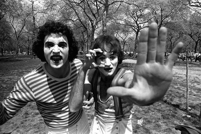 Un fotógrafo retrato a dos mimos en 1974, luego de 34 descubre que era Robin Williams