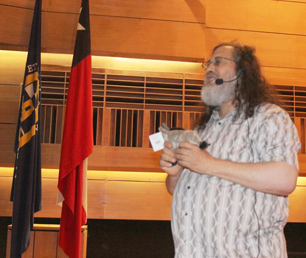 Richard Stallman en Chile: Los Estados deben servir al pueblo y rechazar a los plutócratas