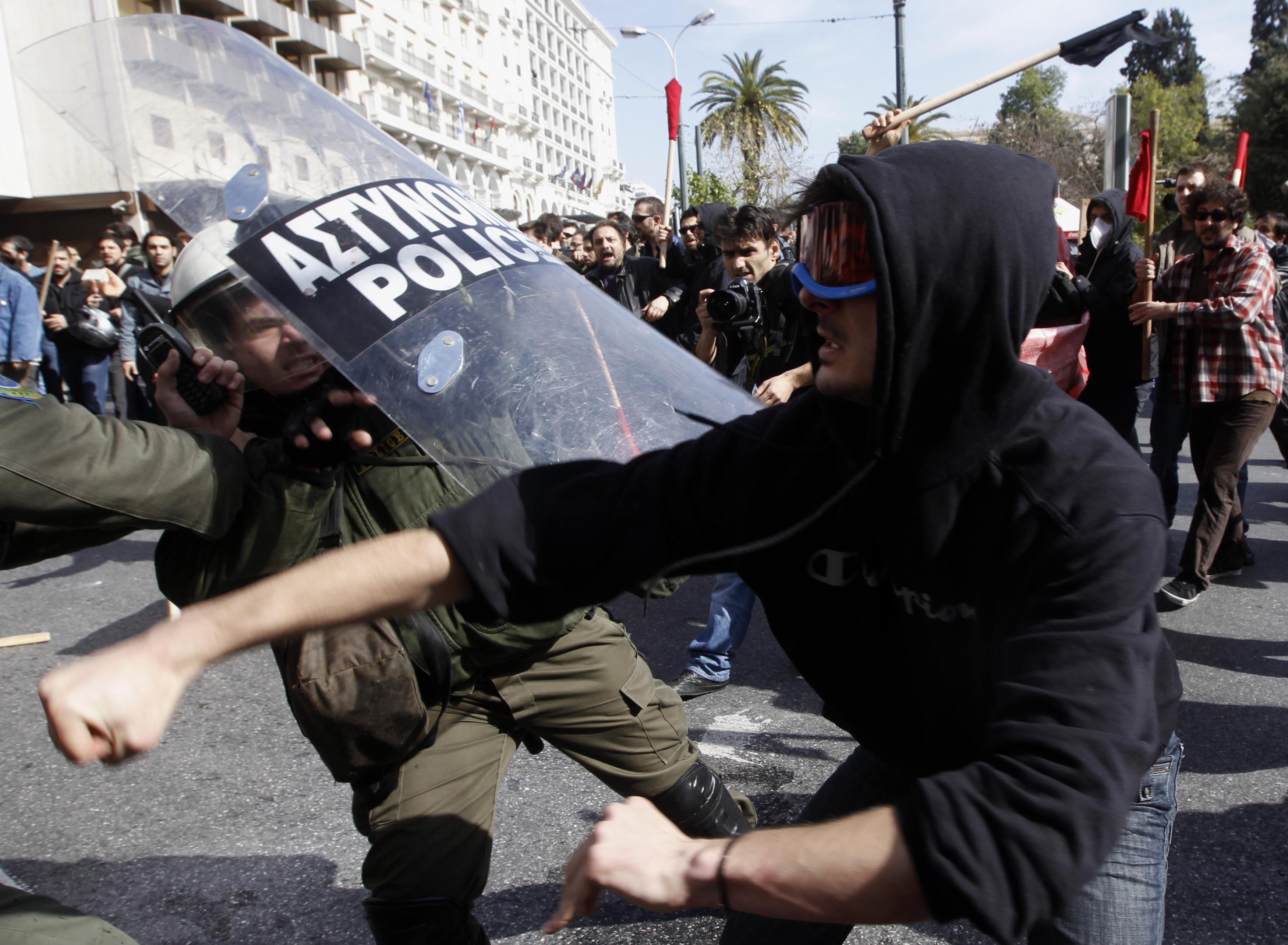 Disturbios y protestas en Grecia por políticas capitalistas de Samaras