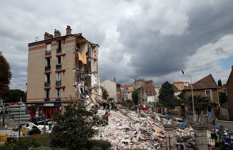 Suman 8 muertos por derrumbe de edificio en Francia