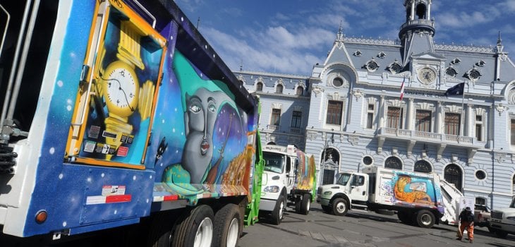 Presentan nuevos camiones de basura en Valparaíso decorados por muralistas porteños