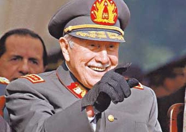 Piden a Ministerio de Defensa explicar existencia de medalla Augusto Pinochet en Escuela Militar