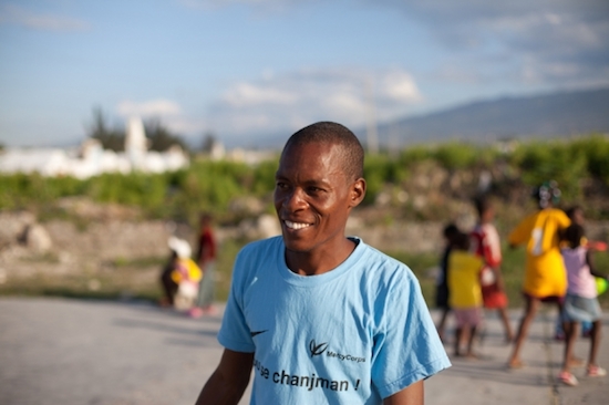 Haití produce alimentos aprovechando “abono” humano