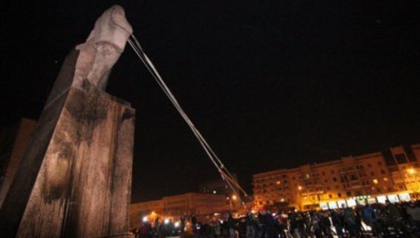 Fascistas ucranianos derriban una estatua de Lenin en Jarkov (Vídeo)