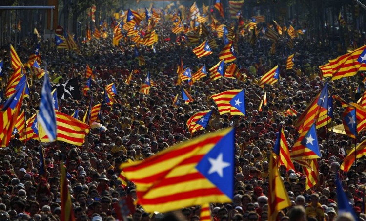 El Parlamento Catalán aprueba con 106 votos contra 28 una ley que permitirá convocar la consulta independentista