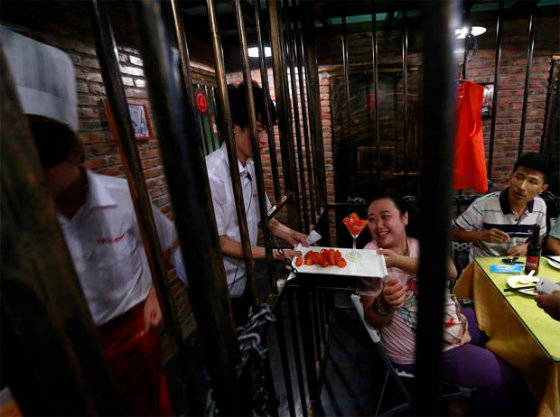 Restaurante invita a comer en cárcel para apreciar la libertad