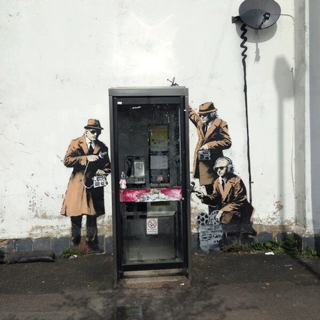 Banksy, al parecer, aborda la vigilancia y la conectividad digital