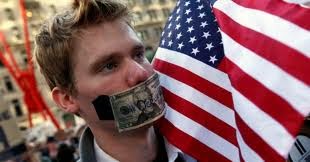 A las élites estadounidenses les estorba el dólar. Devaluación interna y un mundo desregulado