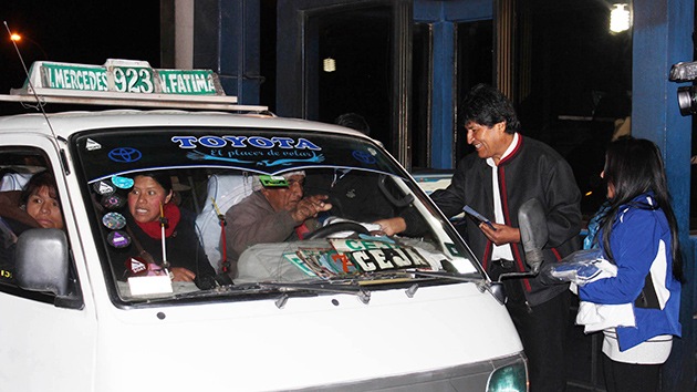 Evo Morales hace campaña repartiendo volantes a los conductores bolivianos