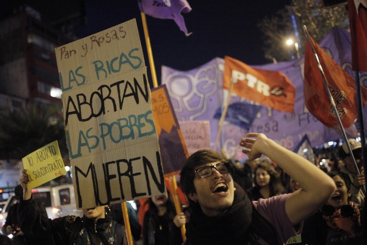 Voluntarios de Amnistía Internacional reclaman por posición frente al aborto