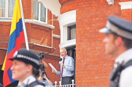 Julian Assange teme que en la Embajada ecuatoriana haya micrófonos ocultos