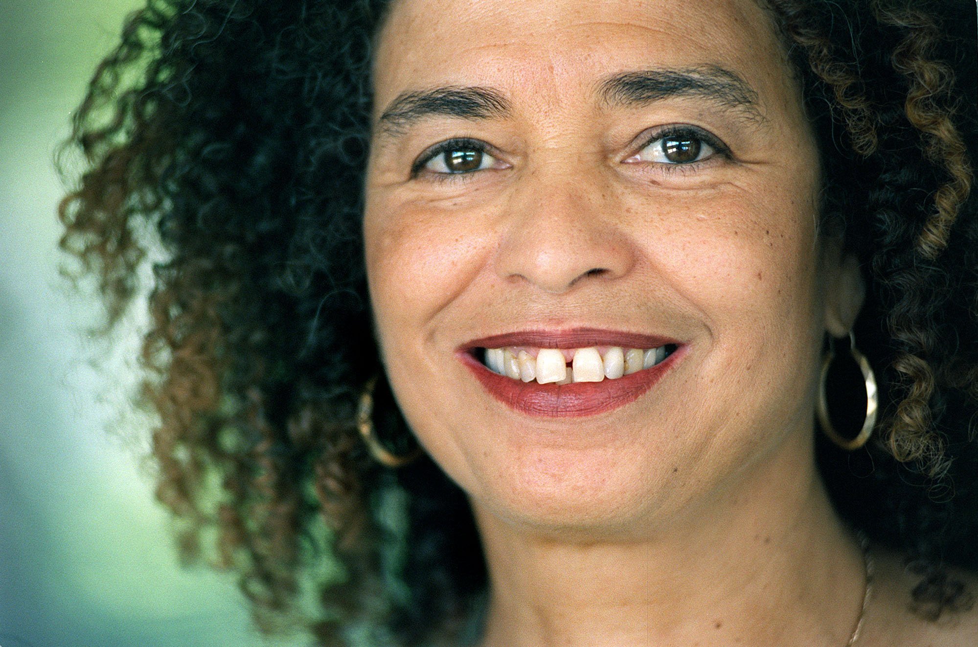 Los detalles del regreso a Chile de la líder feminista y antiracista Angela Davis
