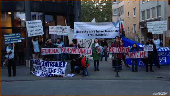Comuneros mapuche ‘funan’ a Bachelet durante su visita a Alemania