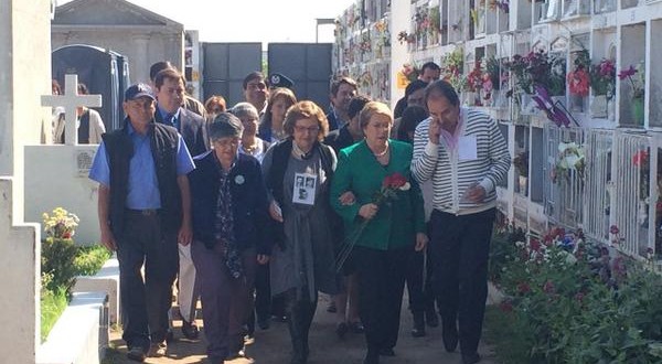 Bachelet recuerda triunfo del NO en memorial de Lonquén