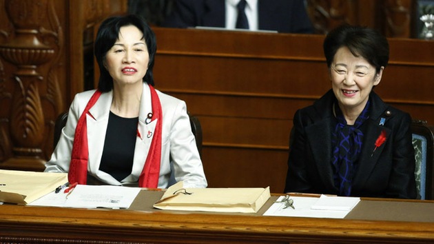 Escándalo: Sesión del Parlamento de Japón se paraliza por la bufanda de una ministra