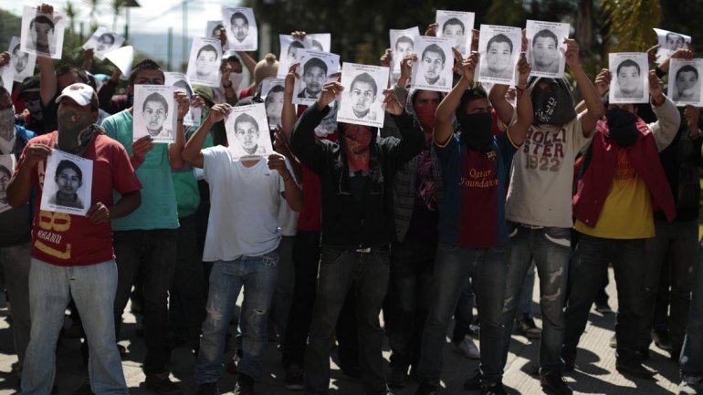 Profesores mexicanos ocupan ayuntamientos por la desaparición de los 43 estudiantes