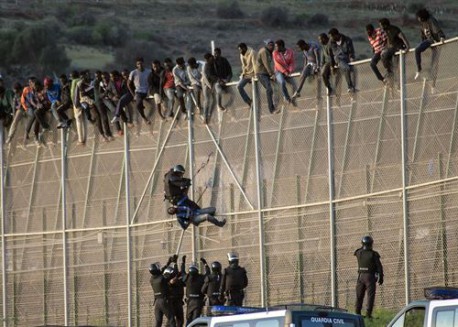 Varios grupos de inmigrantes intentan acercarse sin éxito a la valla de Melilla