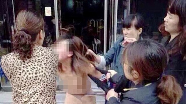 Desnudan y linchan en plena calle a una mujer china por acostarse con un hombre casado
