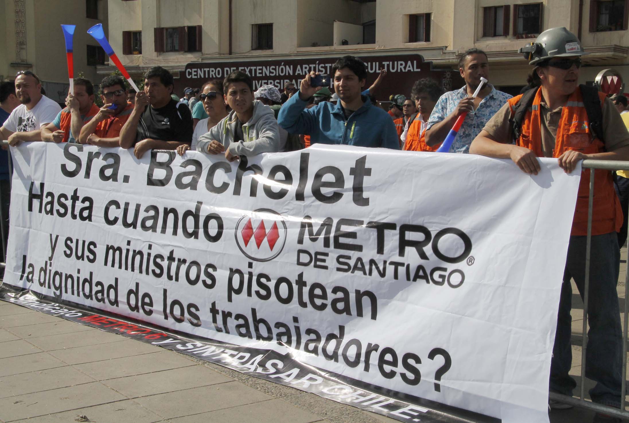 Marcha de trabajadores de la constructora metro 6 repudia el accionar de Metro S.A.