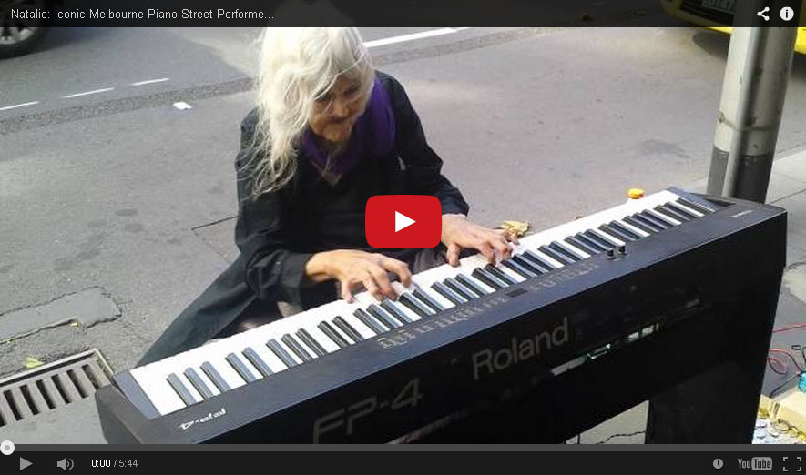 Tiene 80 años y un talento natural, pero ha preferido tocar siempre en la calle