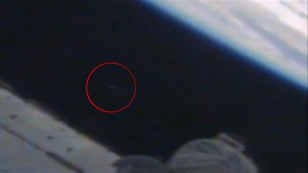 Avistan un objeto misterioso en un vídeo de la caminata espacial de la EEI