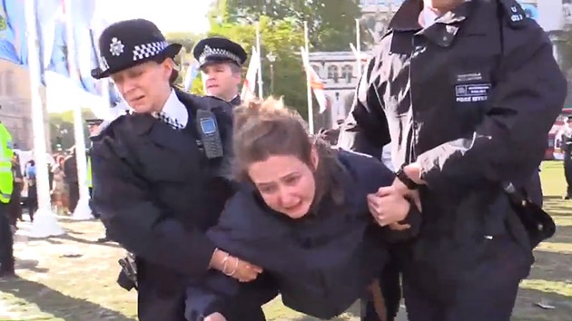EN VIVO: La Policía británica dispersa la protesta de #OccupyDemocracy