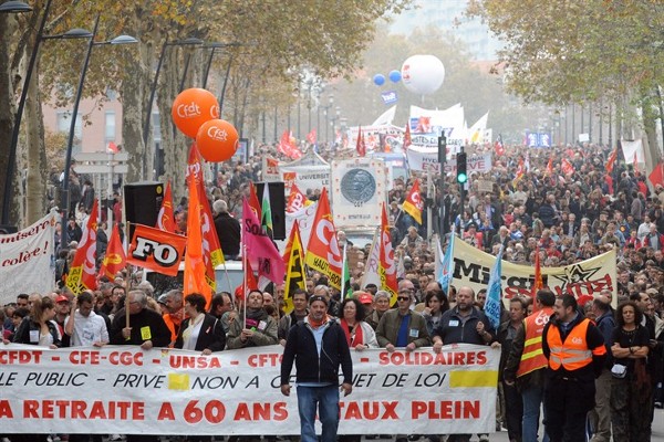 Jubilados franceses marchan contra congelación de las pensiones