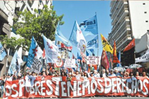 Pueblo argentino marcha contra la violencia institucional