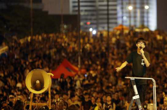 Con tan solo 17 años lidera las protestas en Hong Kong