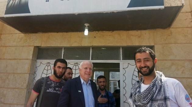 John McCain admite que se reunió con miembros del Estado Islámico