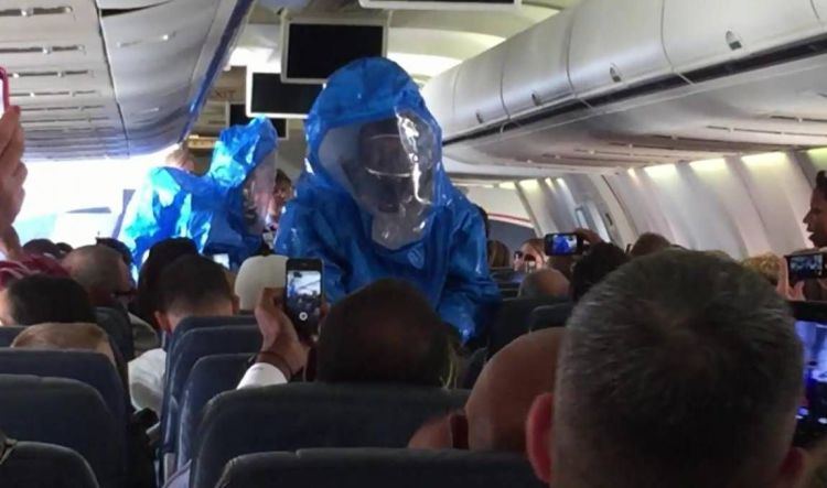 Bajan a un hombre de un avión tras bromear gritando «tengo ébola»