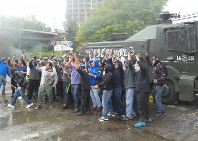 Pescadores de Valdivia se toman «guanaco» de Carabineros en protesta por Ley Longueira