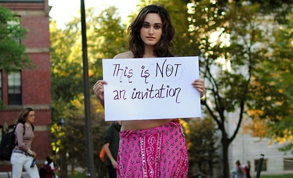 Estudiantes indias publican fotos en topless para defender la igualdad de género
