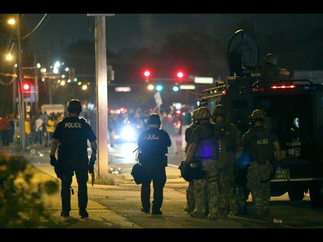 Ferguson: el agente que mató a Mike Brown podría ser eximido de cargos y la policía se prepara ante posibles manifestaciones