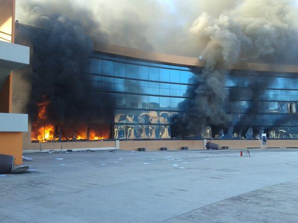 México: Manifestantes queman Palacio de Gobierno de Guerrero a casi 3 semanas de no saber nada de los 43 normalistas desaparecidos