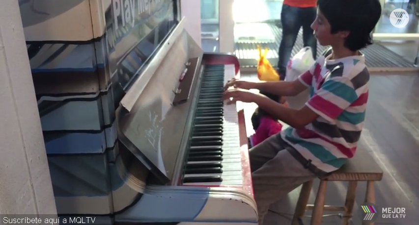 INCREÍBLE: Niño sorprende con su talento para tocar el piano
