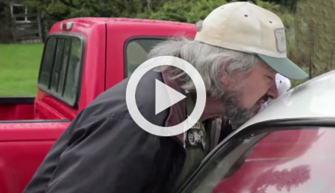 El hombre que ha tenido relaciones de amor y sexo con más de 1000 autos (Vea el video)