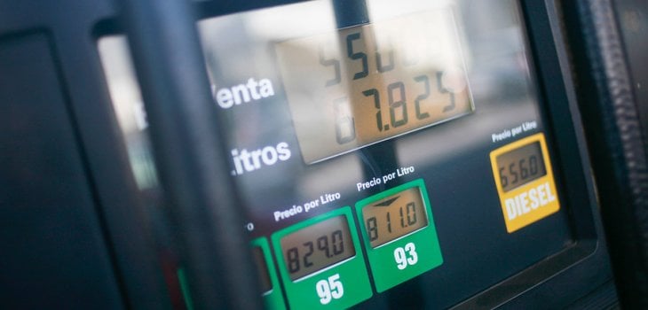 Las bencinas bajarán en promedio 62 pesos, según anuncio del gobierno